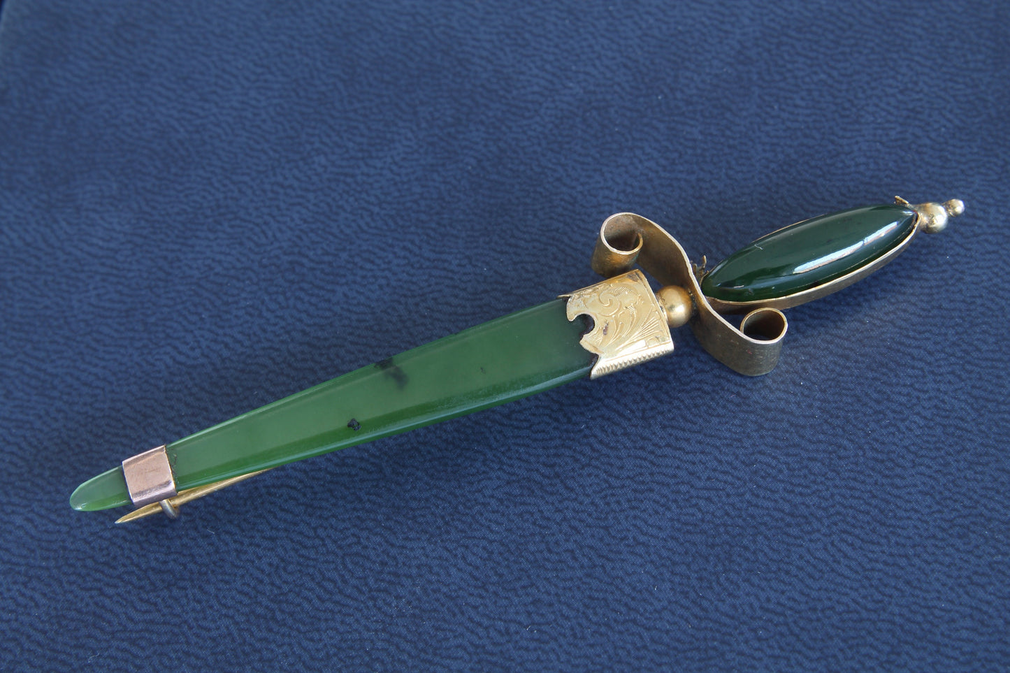 Antique-9ct-Gold-Nephrite-Sword-Brooch