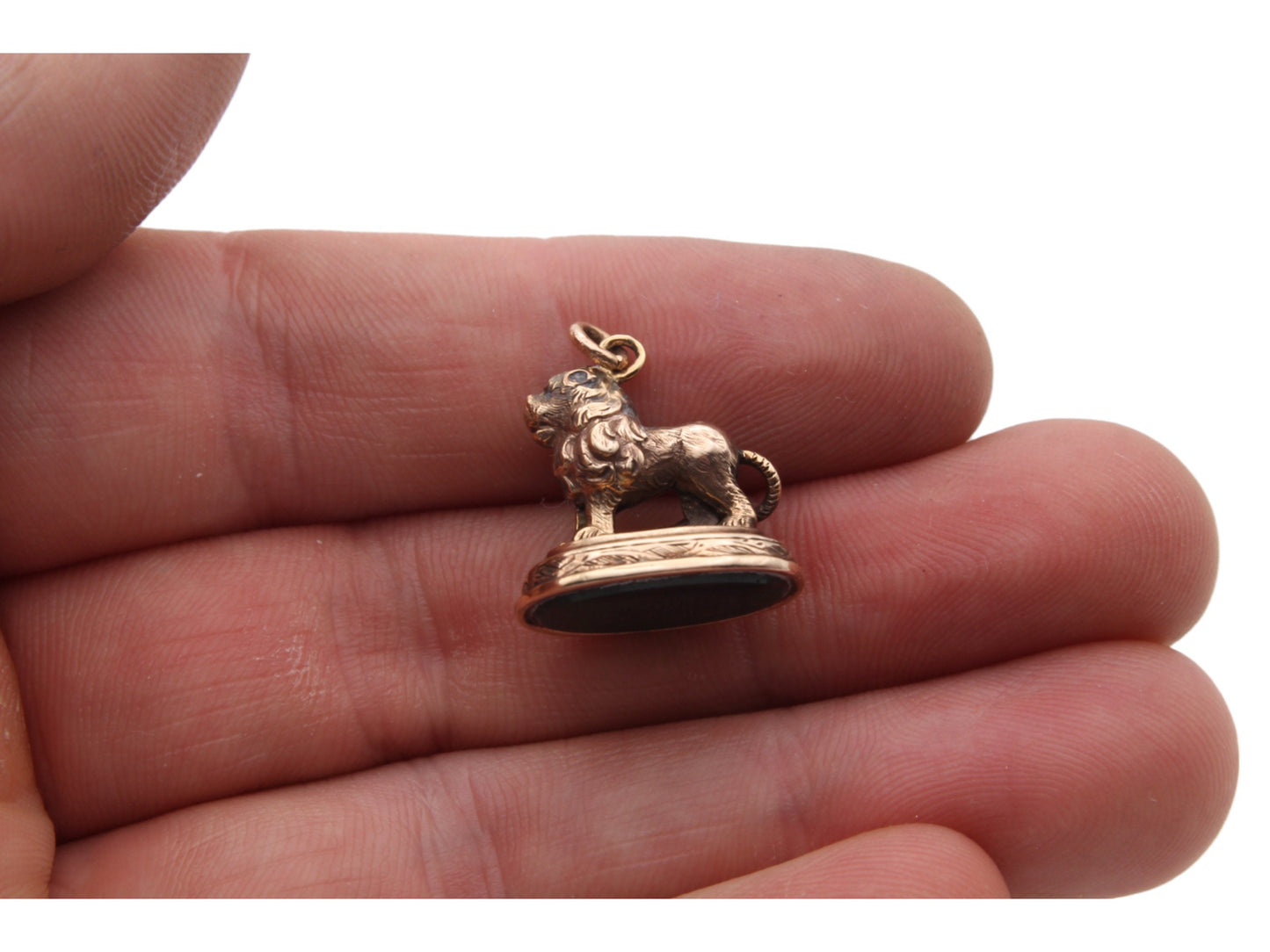 Antique-15ct-Gold-Lion-Bloodstone-Pendant