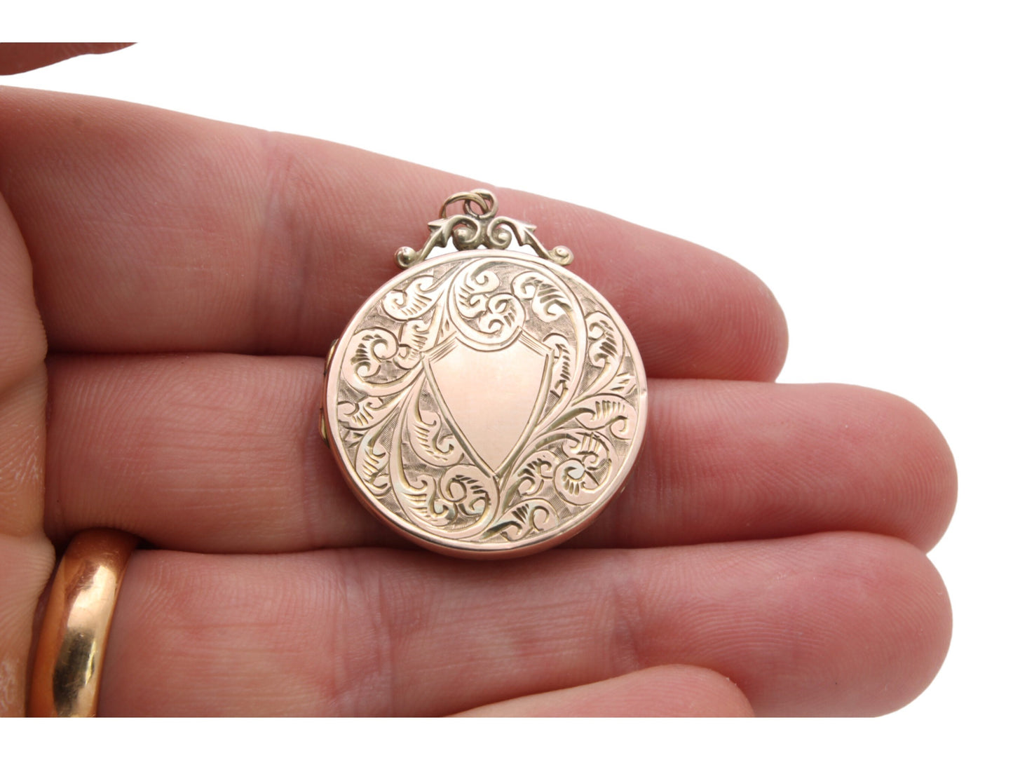Antique-9ct-Gold-Decorative-Locket