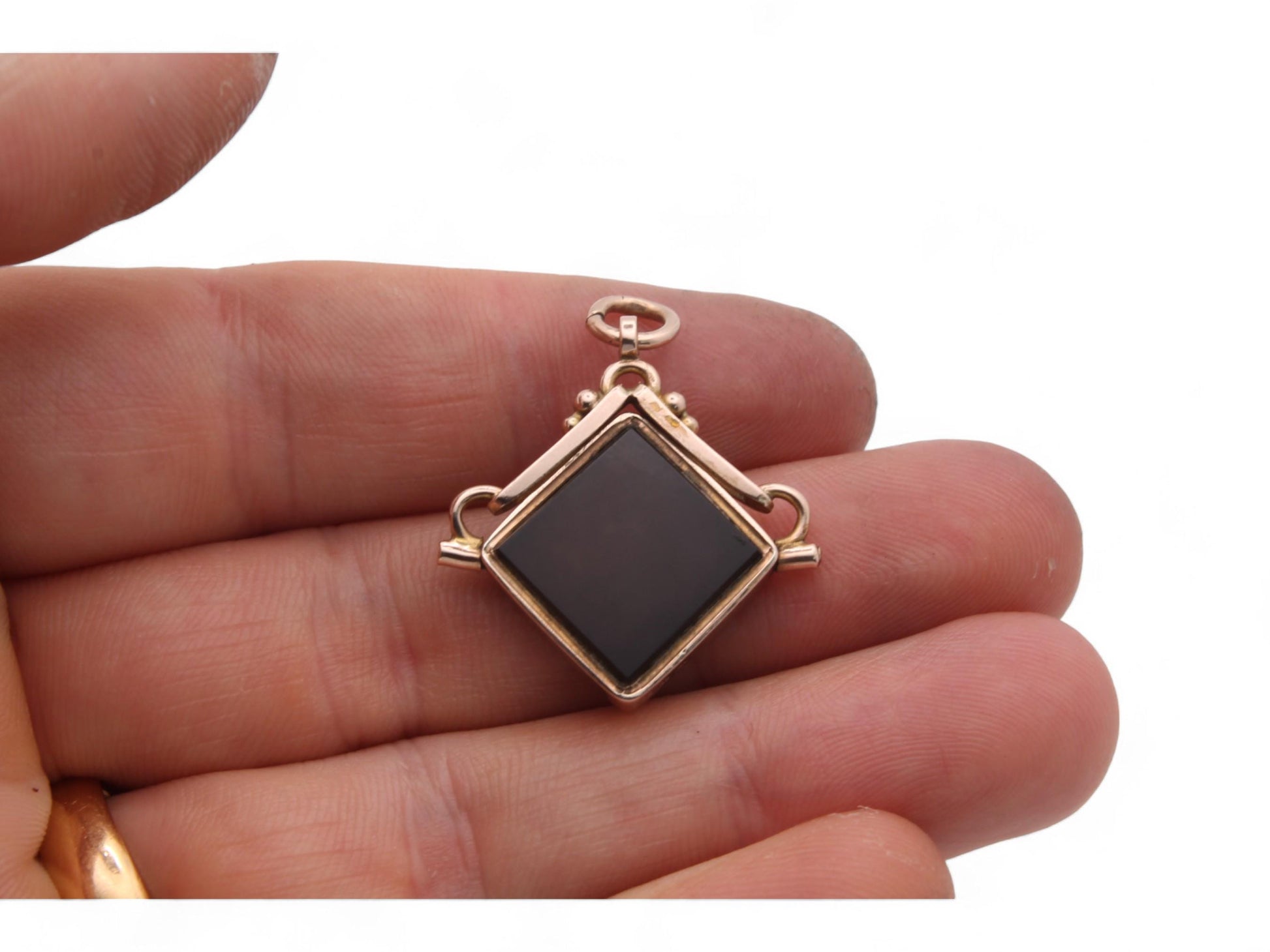 Antique-9ct-Gold-Bloodstone-&-Carnelian-Square-Spinner-Pendant,-1924