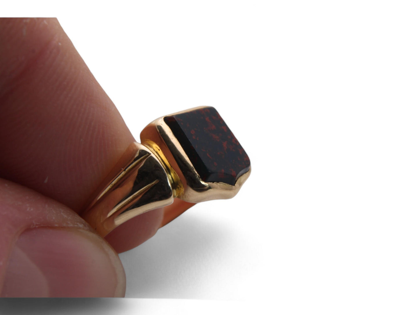 Antique-18ct-Gold-Bloodstone-Shield-Signet-Ring