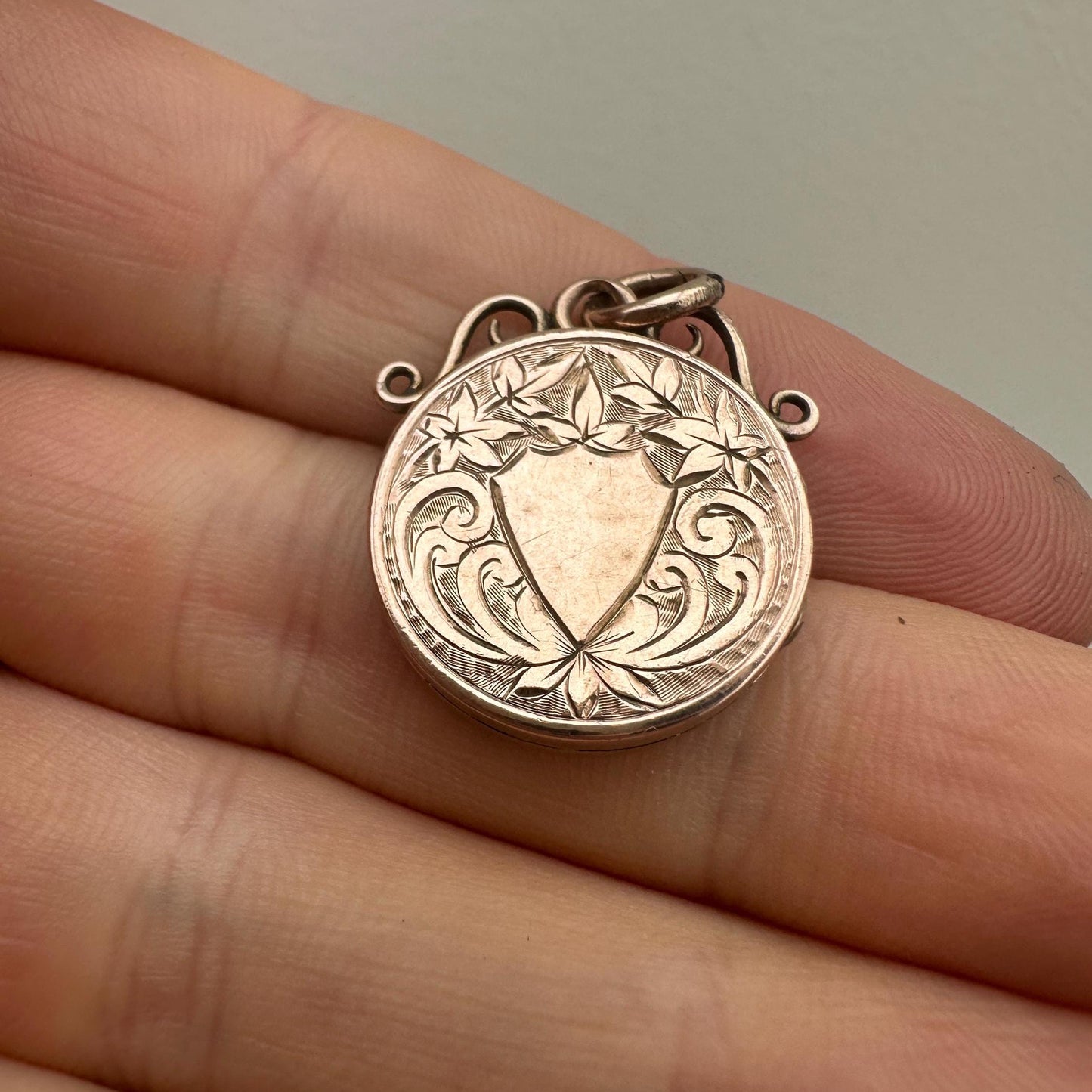 Antique-9ct-Gold-Chased-Locket