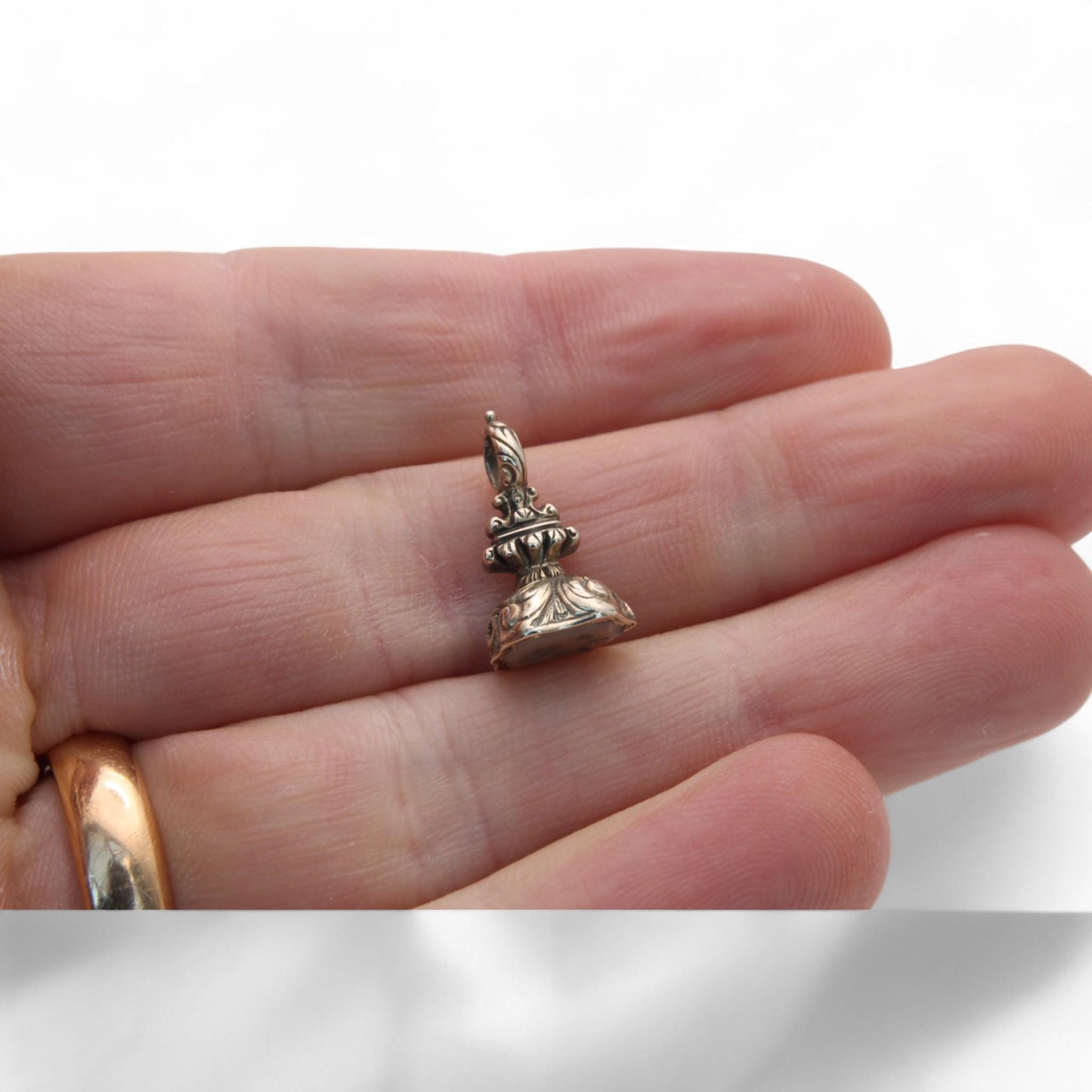 Antique 9ct Gold Intaglio Rose Crest Pendant Charm