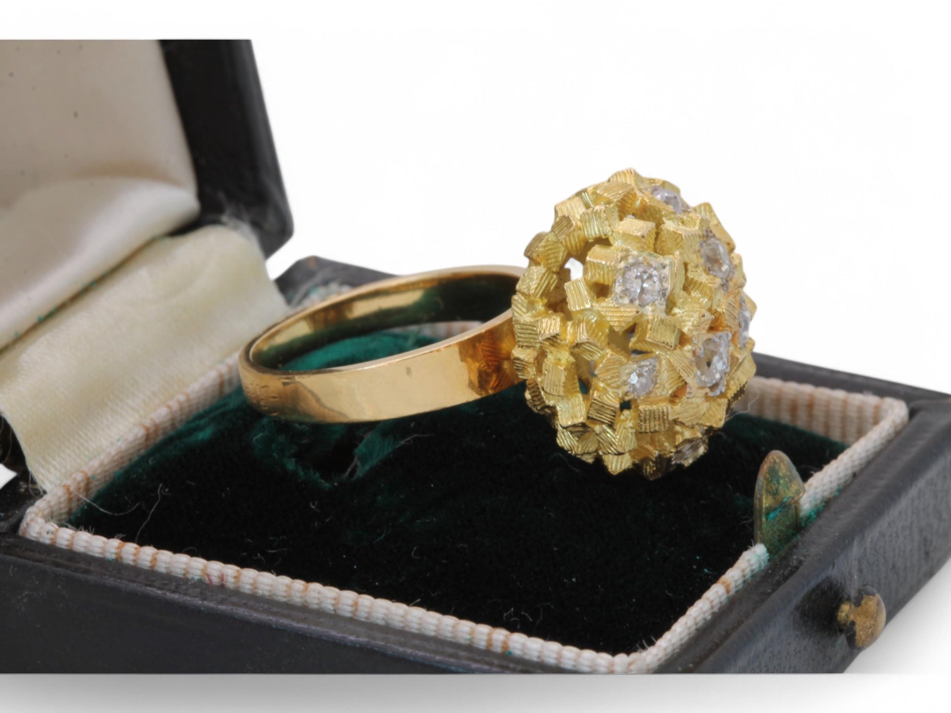 Vintage-18ct-Gold-John-Donald-Diamond-Cluster-Ring