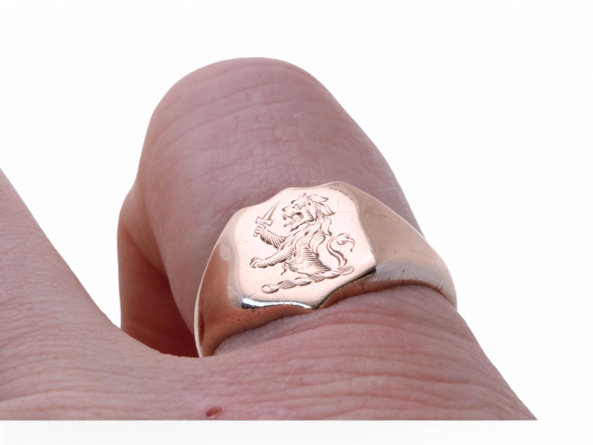 Antique-9ct-Gold-Intaglio-Lion-Crest-Signet-Ring,-1852