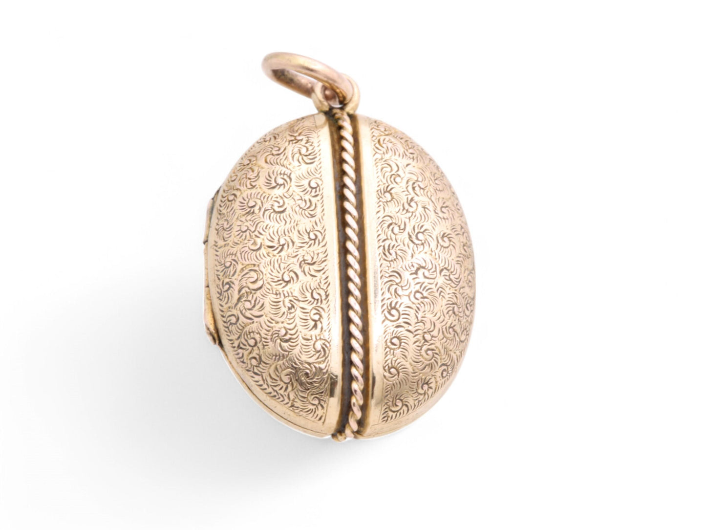 Antique 12.5ct Gold Coffee Bean Chased Locket