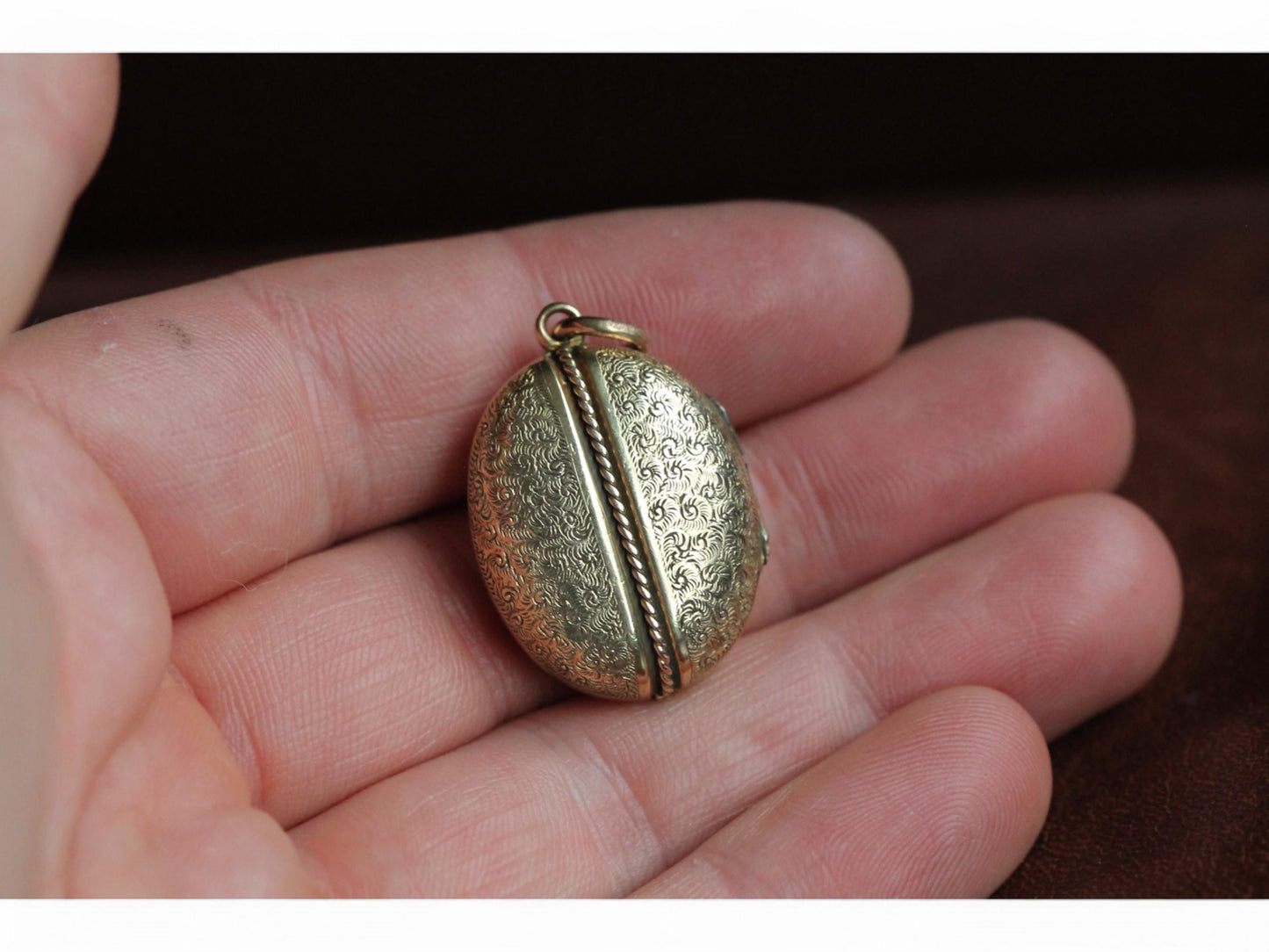 Antique-12.5ct-Gold-Coffee-Bean-Chased-Locket