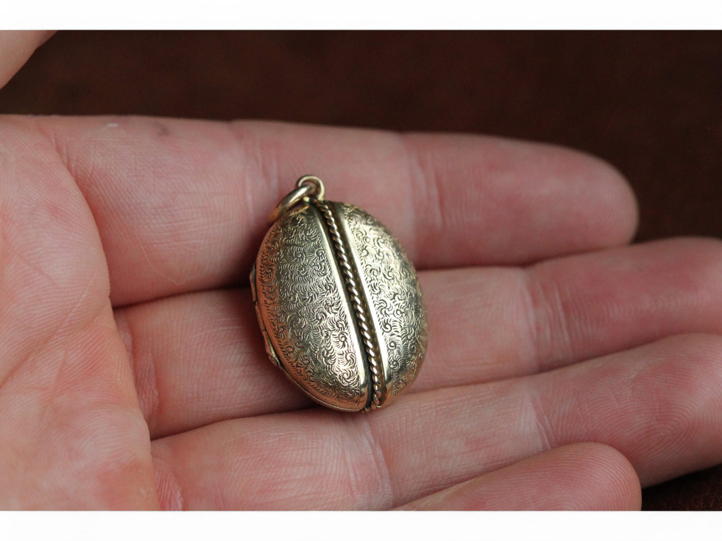 Antique 12.5ct Gold Coffee Bean Chased Locket