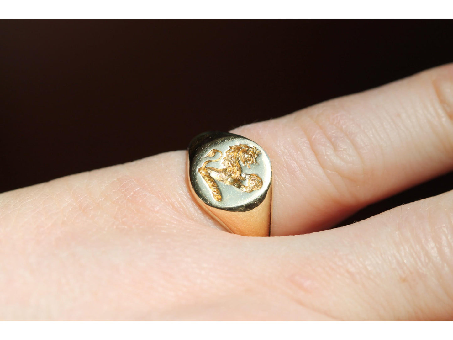 Vintage 18ct Gold Lion Holding Globe Intaglio Crest Signet Ring