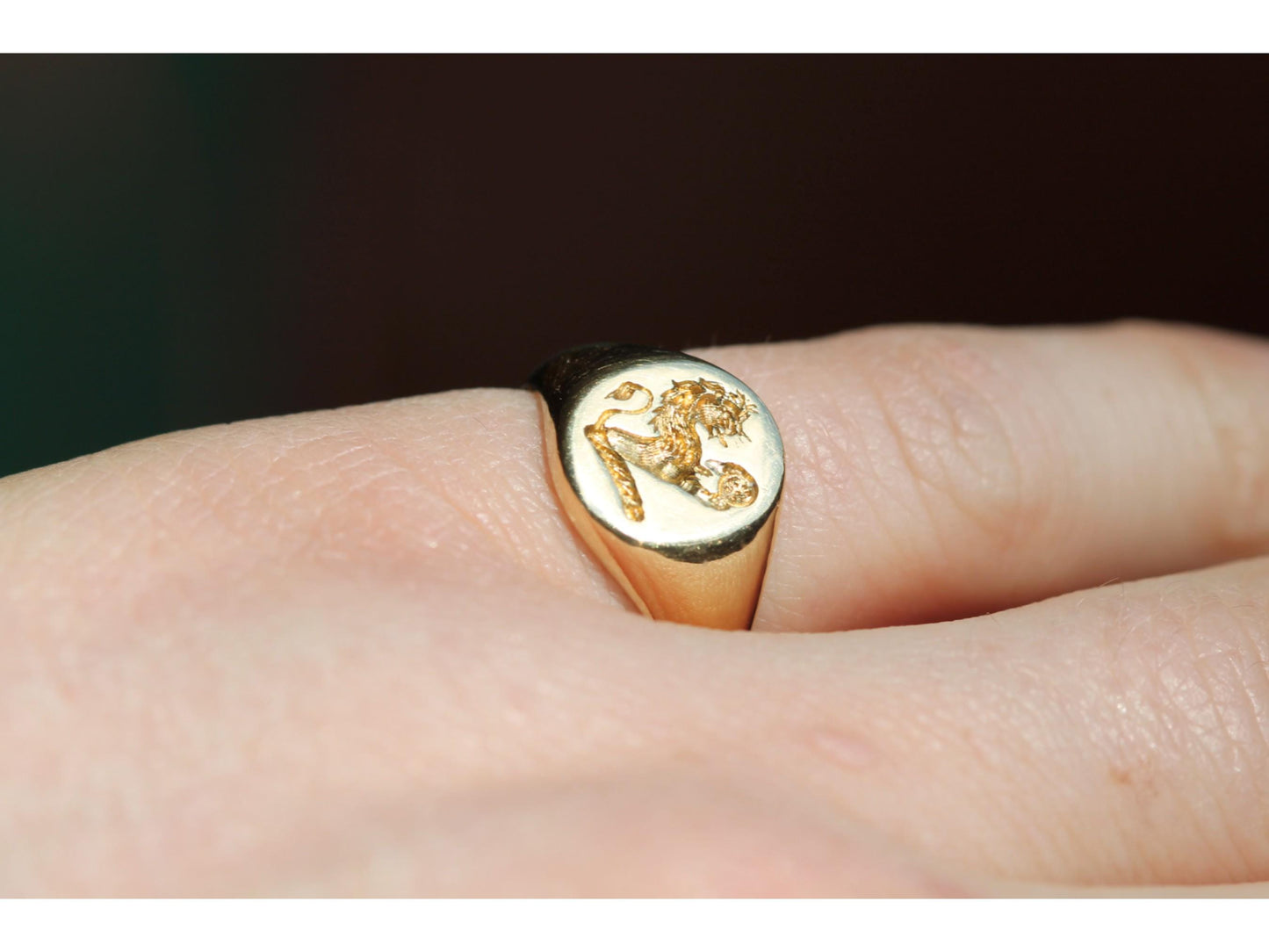 Vintage-18ct-Gold-Lion-Holding-Globe-Intaglio-Crest-Signet-Ring