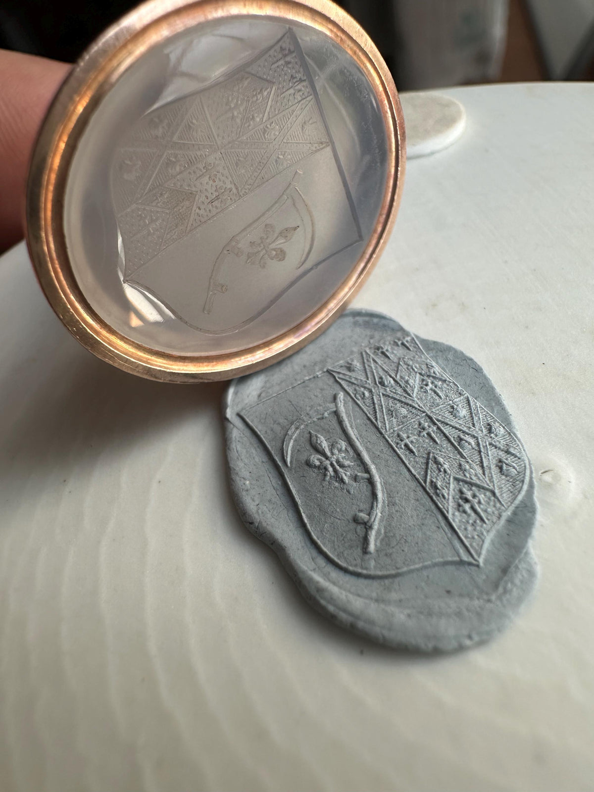 Antique-9ct-Gold-Chalcedony-Intaglio-Crested-Fob-Pendant