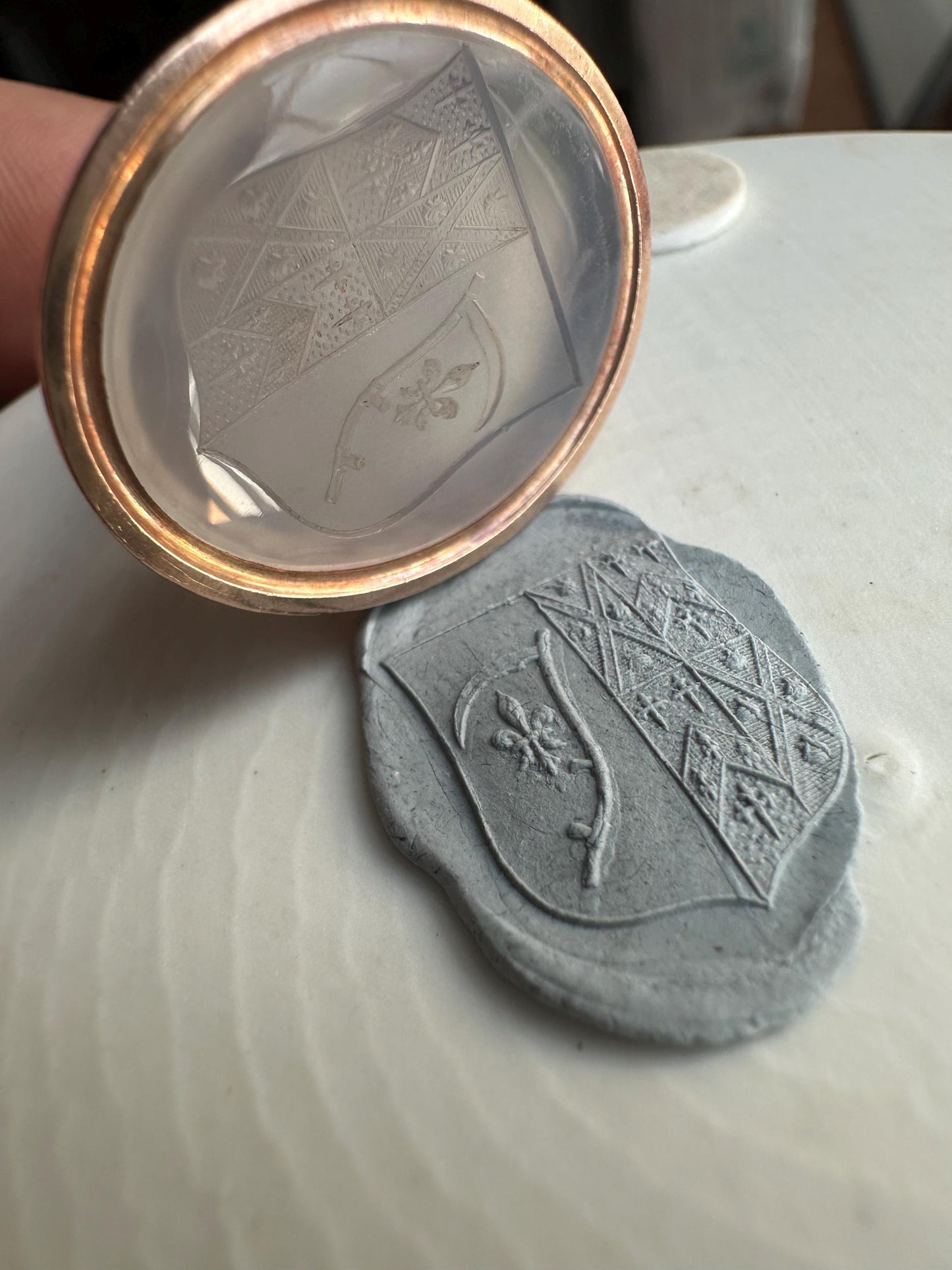 Antique-9ct-Gold-Chalcedony-Intaglio-Crested-Fob-Pendant