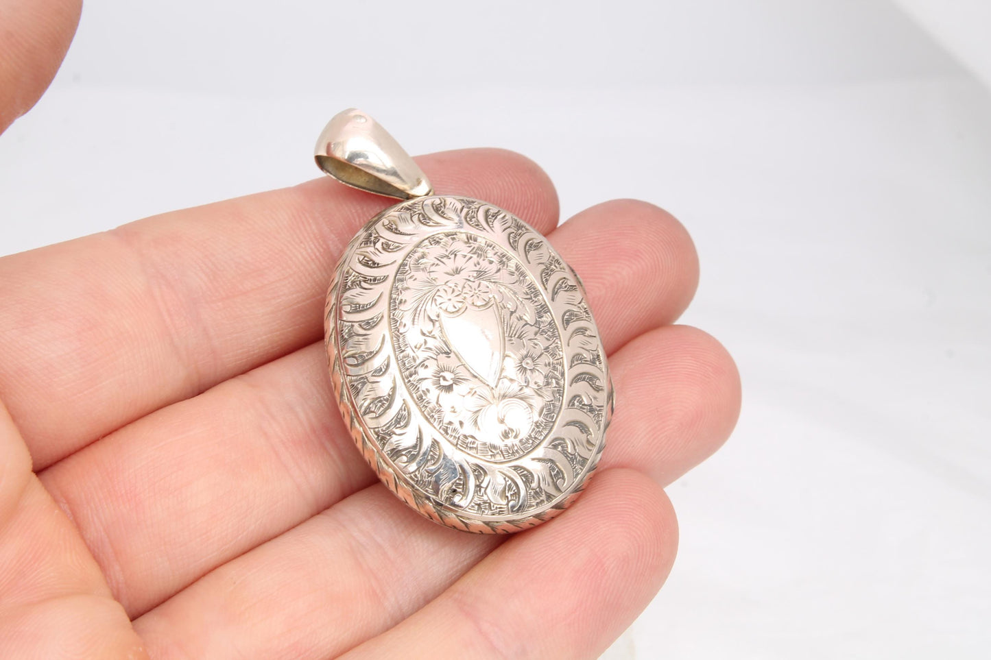 Antique-9ct-Gold-Chased-Forget-Me-Not-Locket