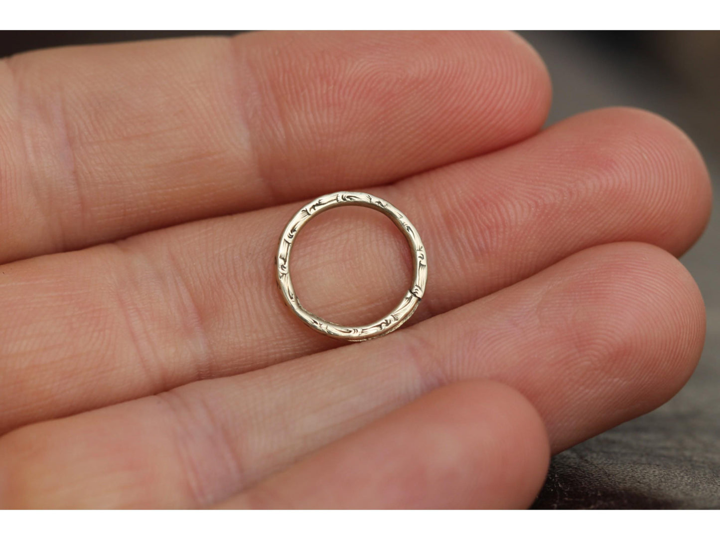 Antique 9ct Gold Chased Split Ring, 13.5mm