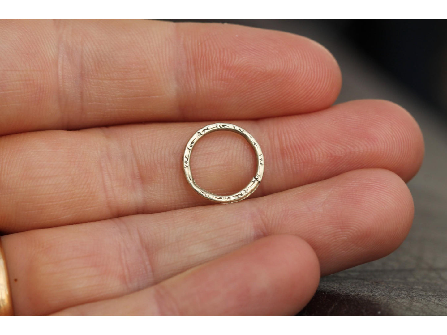 Antique 9ct Gold Chased Split Ring, 13.5mm