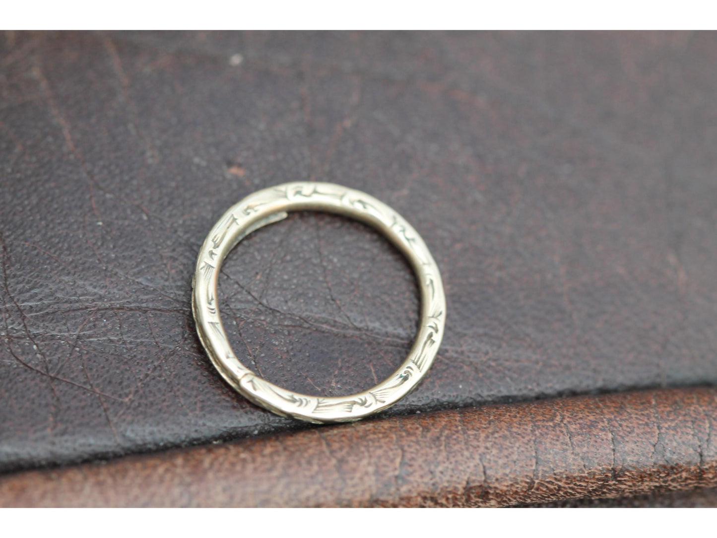 Antique-9ct-Gold-Chased-Split-Ring,-13.5mm