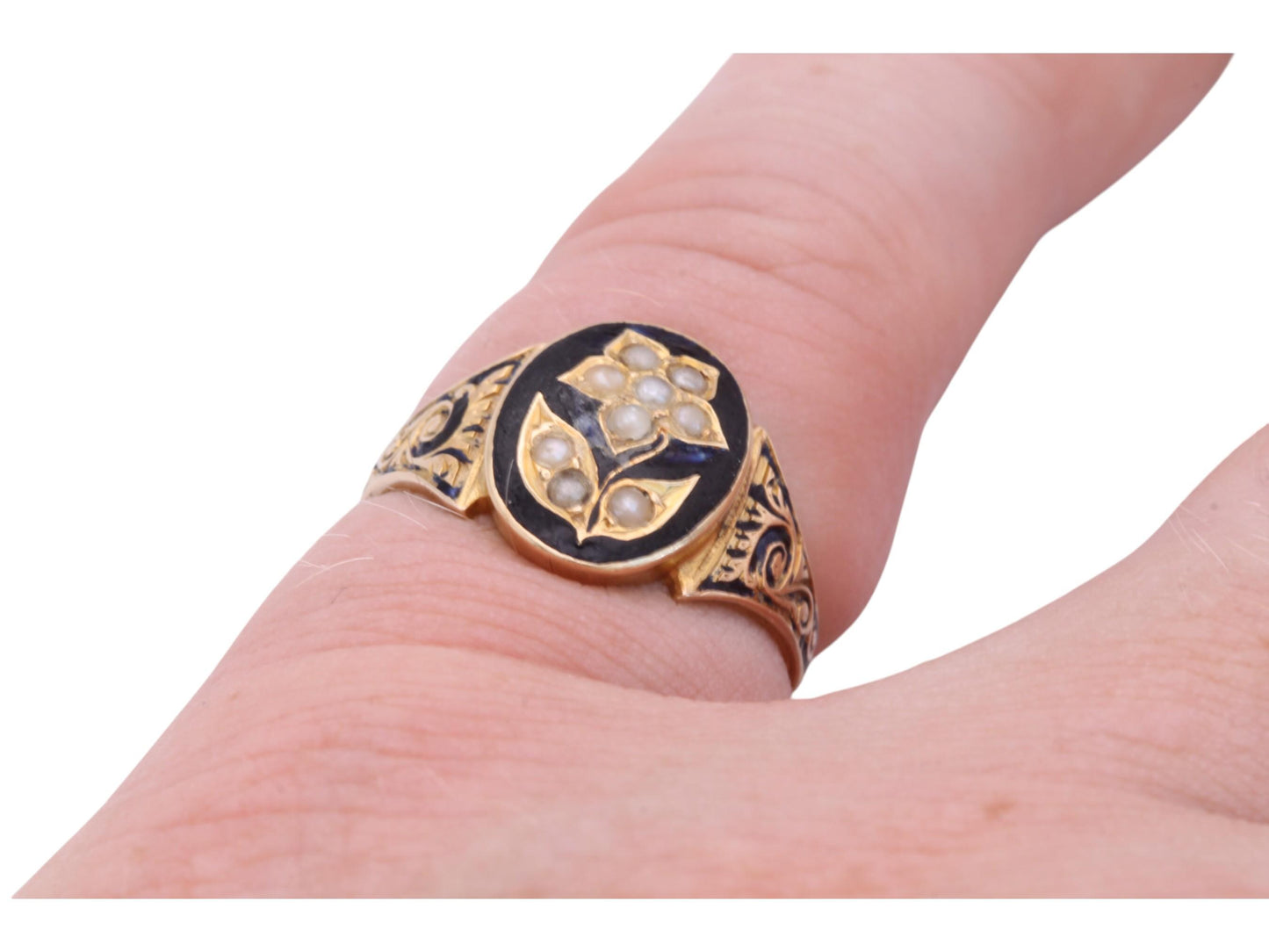 Antique-Victorian-15ct-Gold-Black-Enamel-Forget-Me-Not-Flower-Ring