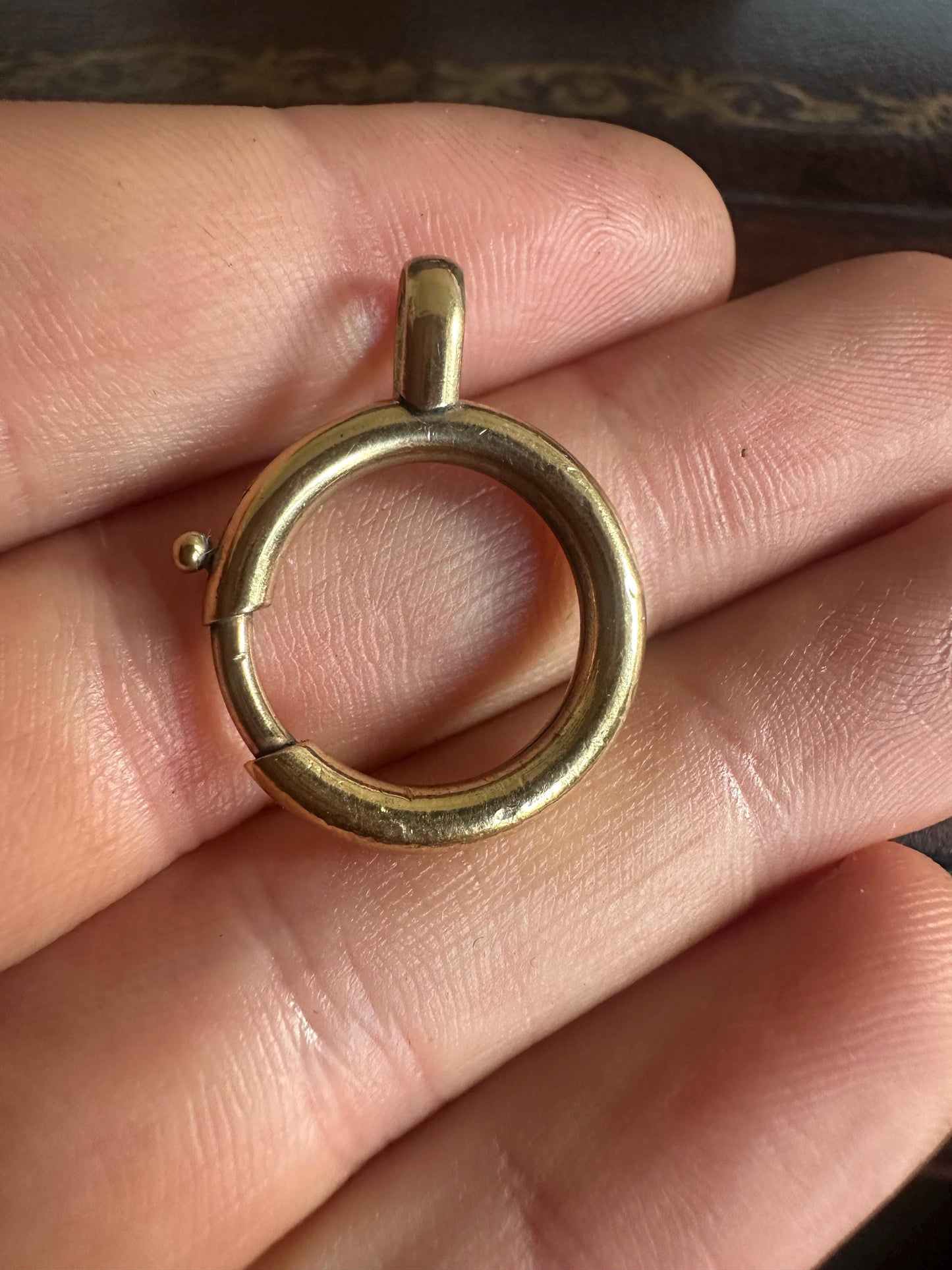 Antique-9ct-Rolled-Yellow-Gold-Large-Bolt-Spring-Clasp-Ring