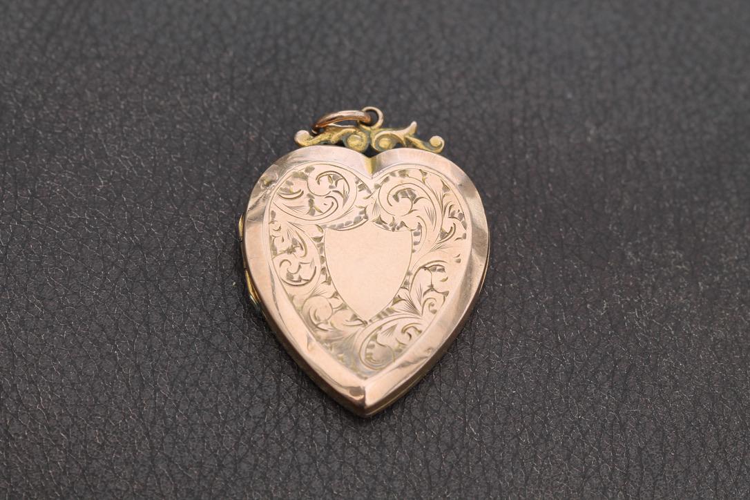 Antique-9ct-Rose-Gold-Large-Chased-Heart-Locket
