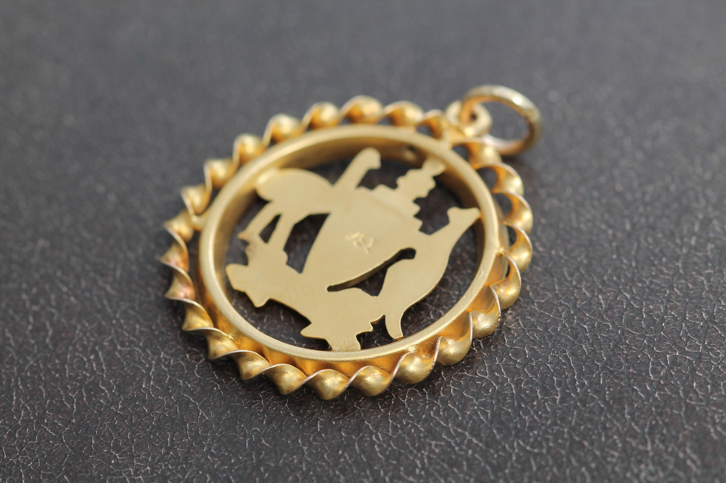 Antique-9ct-Gold-Australian-Kangaroo-Emu,-Commonwealth-Coat-Of-Arms-Pendant