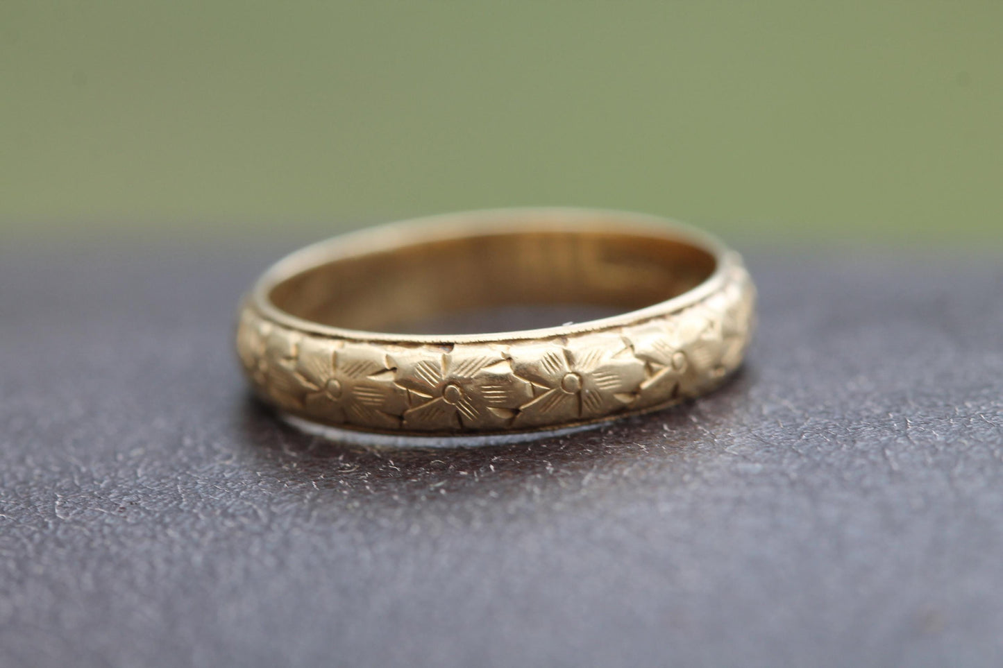 Vintage 18ct Gold Forget Me Not Chased Wedding Ring Band, 1960