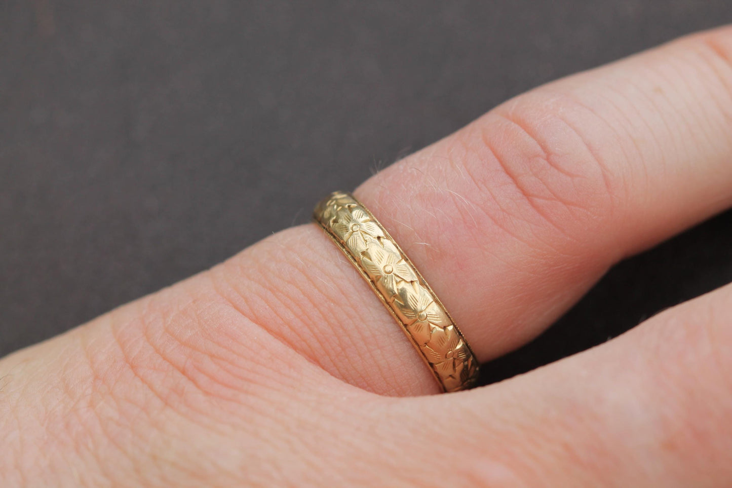 Vintage 18ct Gold Forget Me Not Chased Wedding Ring Band, 1960
