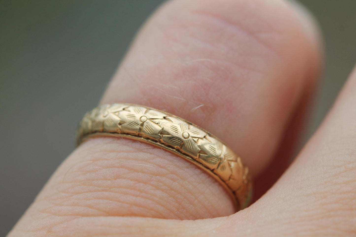 Vintage 18ct Gold Forget Me Not Chased Wedding Ring Band, 1960