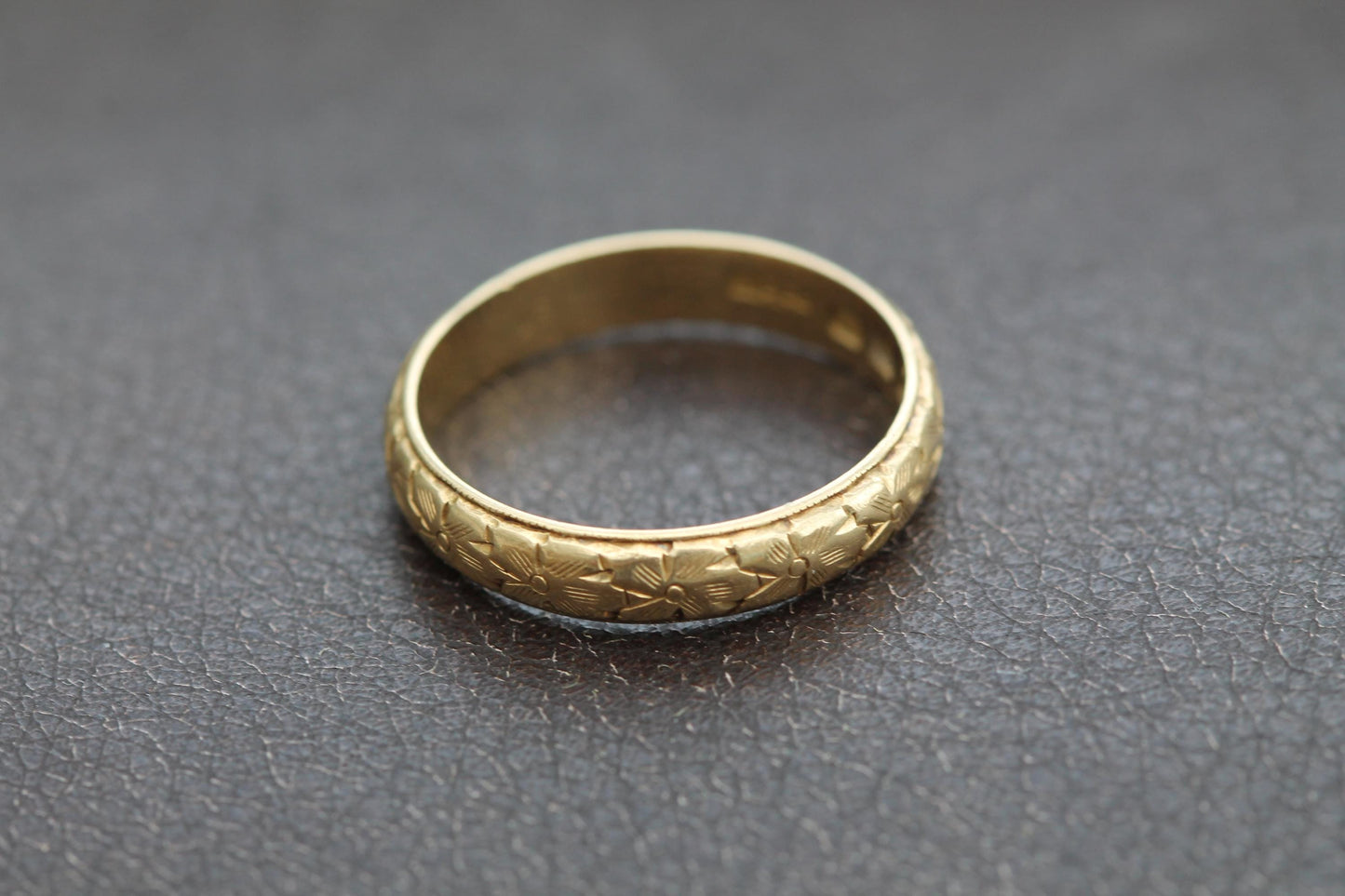 Vintage 18ct Gold Forget Me Not Chased Wedding Ring Band, 1960
