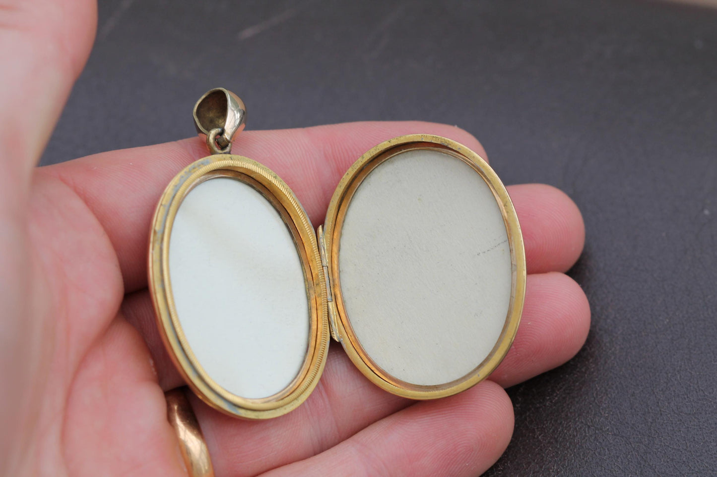 Antique-9ct-Gold-Large-Chased-Forget-Me-Not-Locket