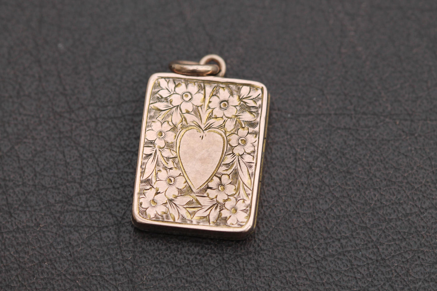 Antique-9ct-Gold-Forget-Me-Not-Chased-Heart-Locket