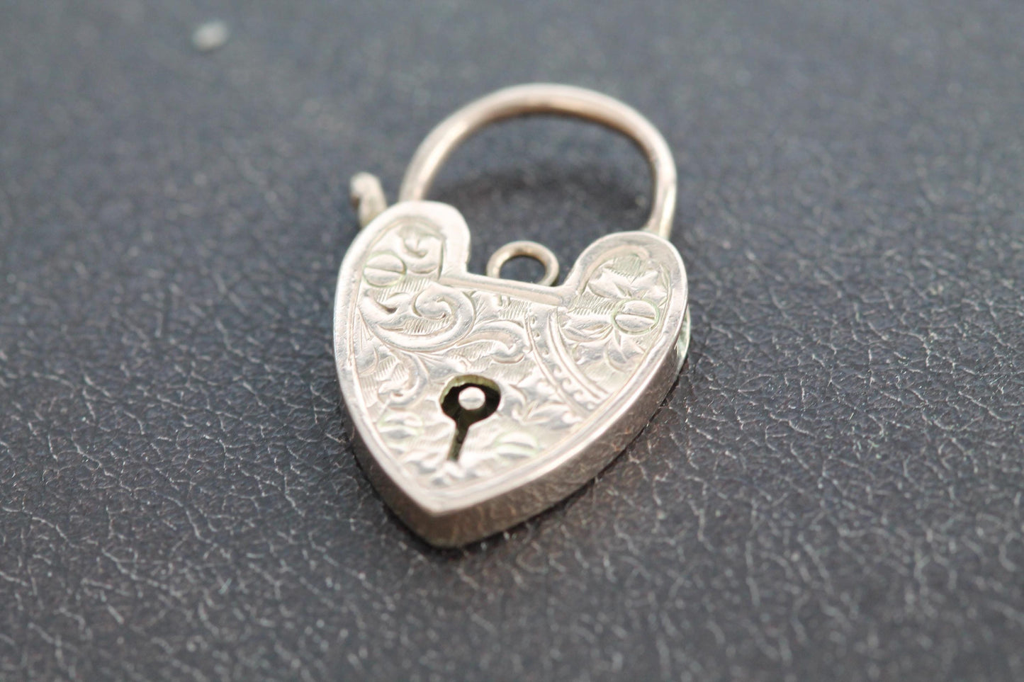 Antique-9ct-Gold-Chased-Heart-Padlock-Pendant