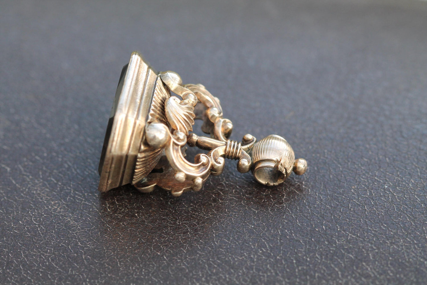 Antique-9ct-Gold-Citrine-Intaglio-Boar-Seal-Pendant