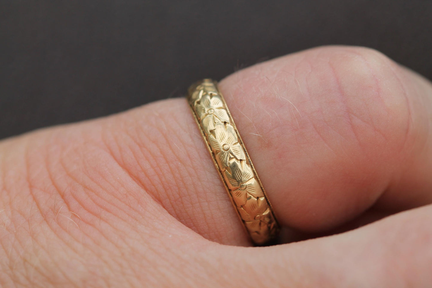 Vintage 18ct Gold Forget Me Not Chased Wedding Ring Band, 1960