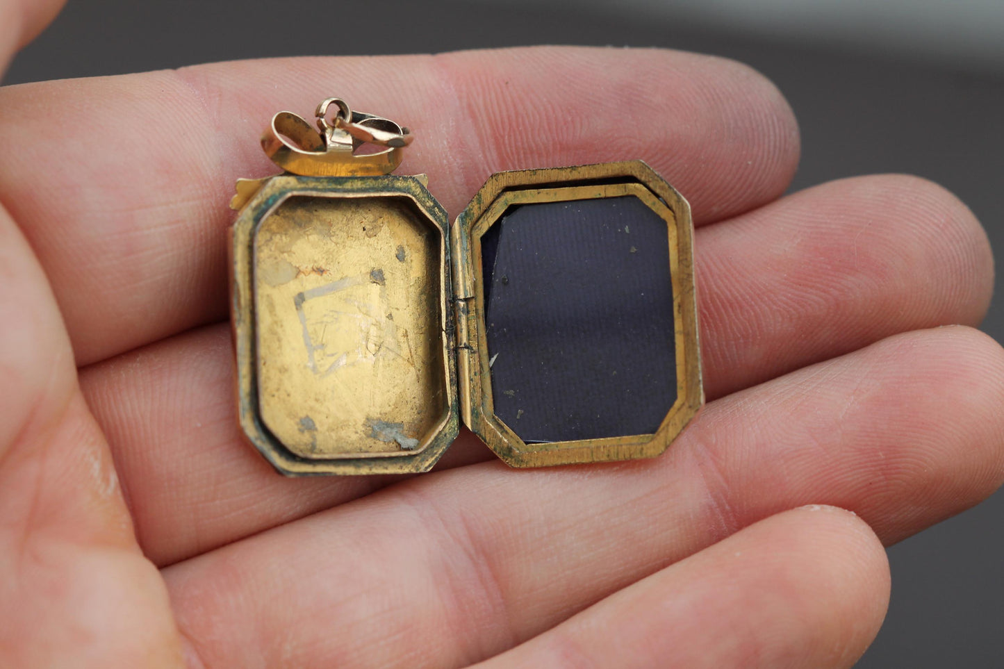 Antique-9ct-Gold-Chased-Decorative-Bow-Locket