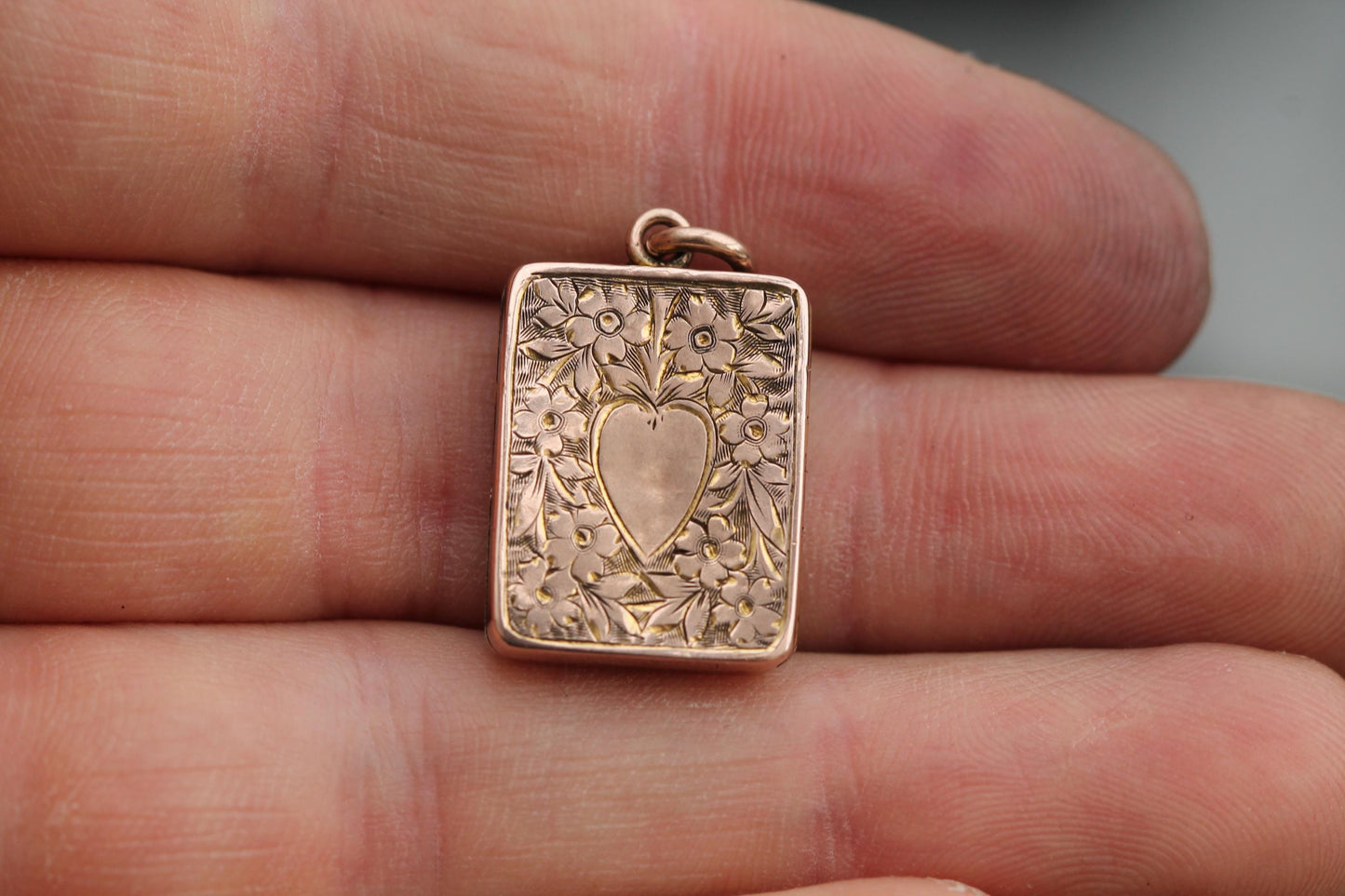 Antique 9ct Gold Forget Me Not Chased Heart Locket