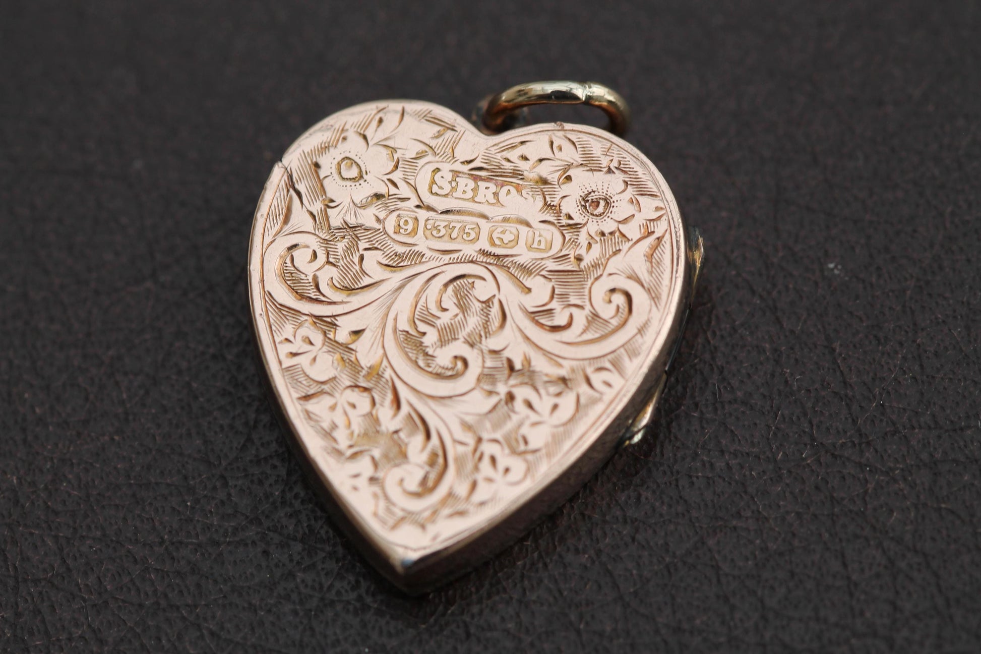 Antique-Edwardian-9ct-Gold-Heart-Locket,-Floral-Chasing-&-Forget-Me-Nots,-1907