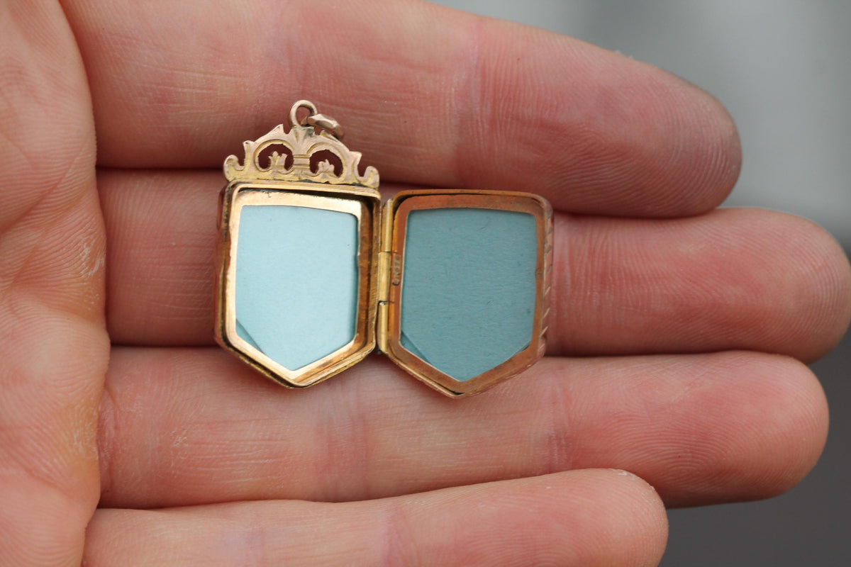 Antique-9ct-Gold-Shield-Locket,-1902