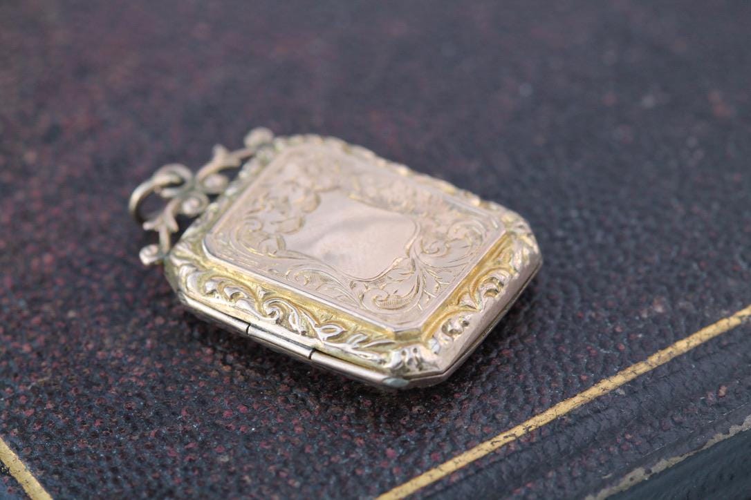Antique-9ct-Gold-Edwardian-Forget-Me-Not-Locket,-c.1901