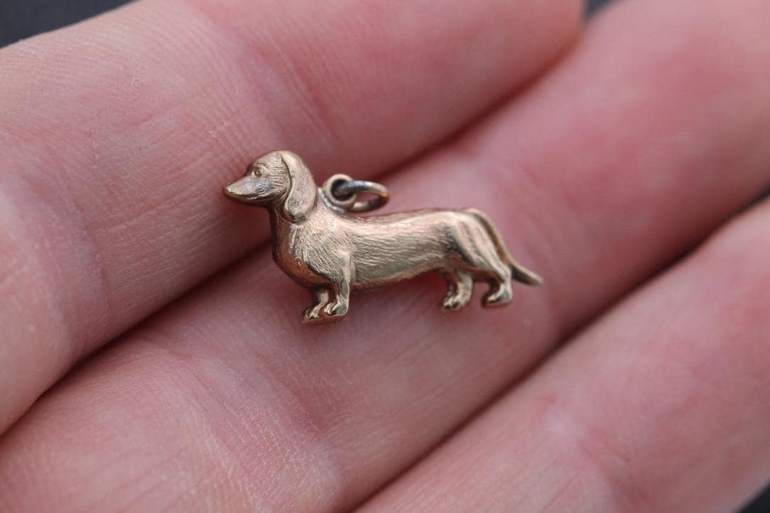 Vintage-9ct-Gold-Dachshund-Sausage-Dog-Charm