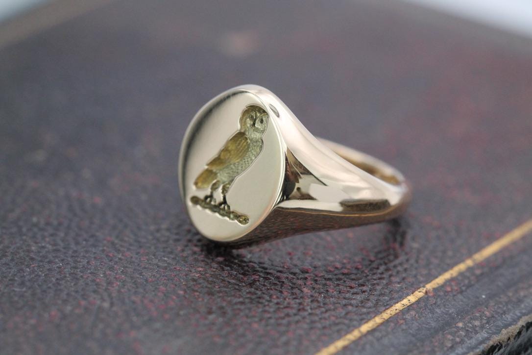 Vintage-18ct-Gold-Owl-Intaglio-Crest-Signet-Ring,-12.8g
