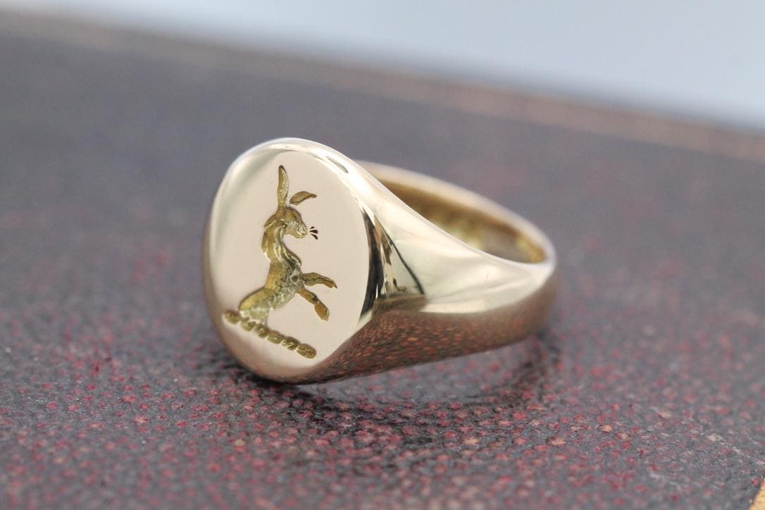 Vintage-18ct-Gold-Intaglio-Hare-Crest-Signet-Ring,-1956