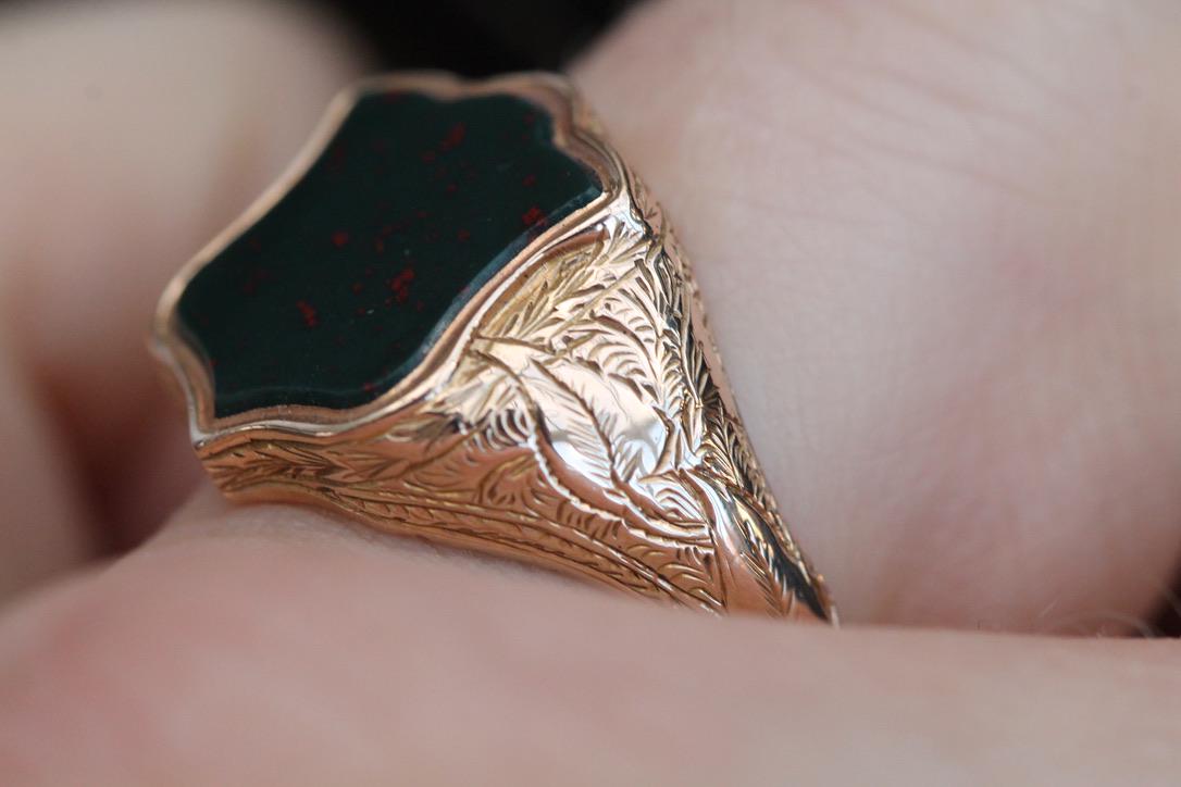 Antique-15ct-Gold-Bloodstone-Shield-Signet-Ring,-1913