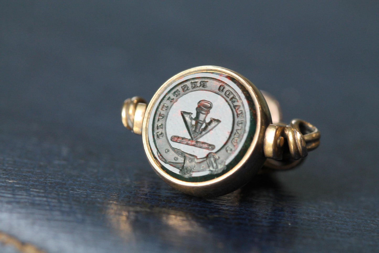 Antique-15ct-Gold-Intaglio-Bloodstone-Compass-Spinner-Pendant