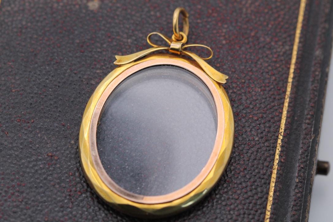 Antique-9ct-Gold-Open-Face-Bow-Locket