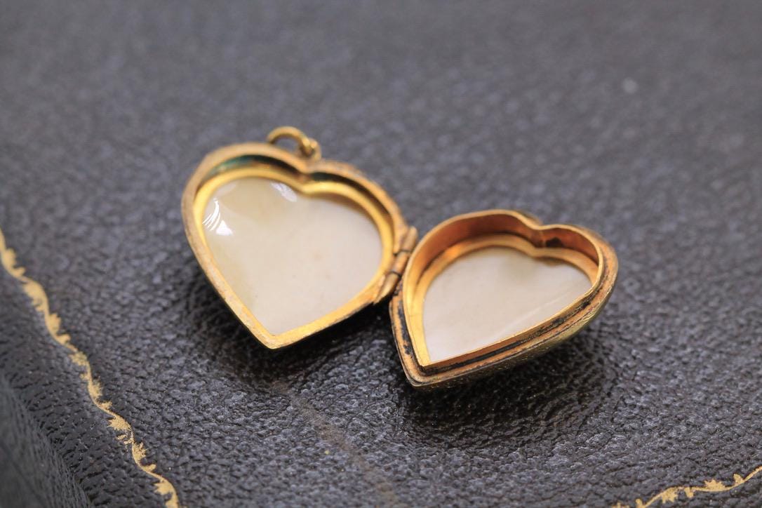 Antique-Art-Deco-9ct-Yellow-Gold-Heart-Locket