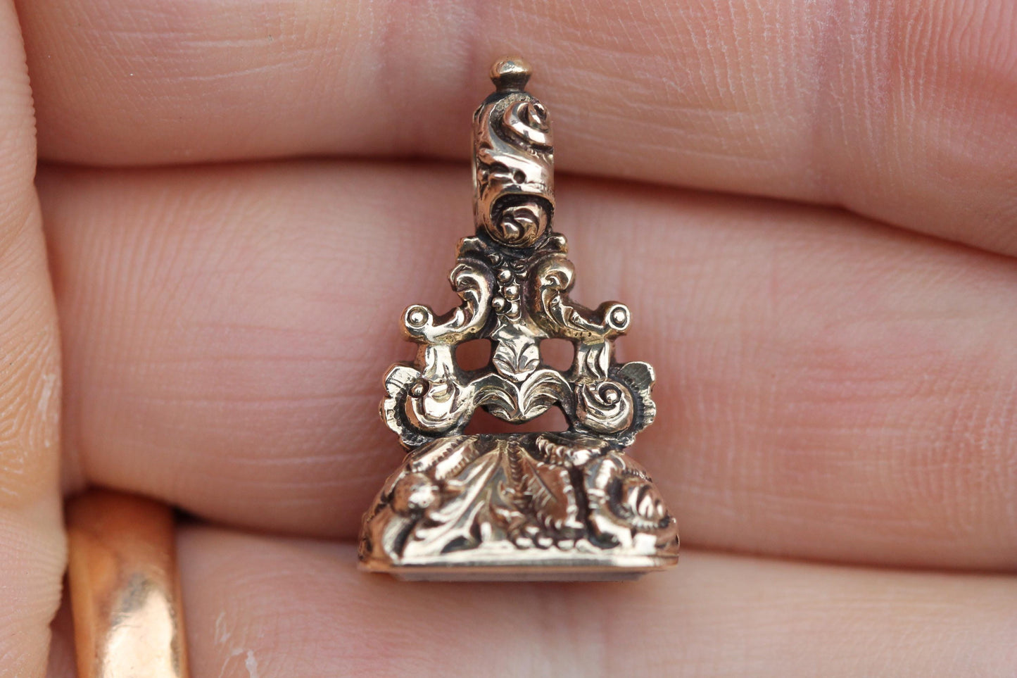 Antique-Georgian-15ct-Gold-Chalcedony-Lion-Intaglio-Seal-Pendant