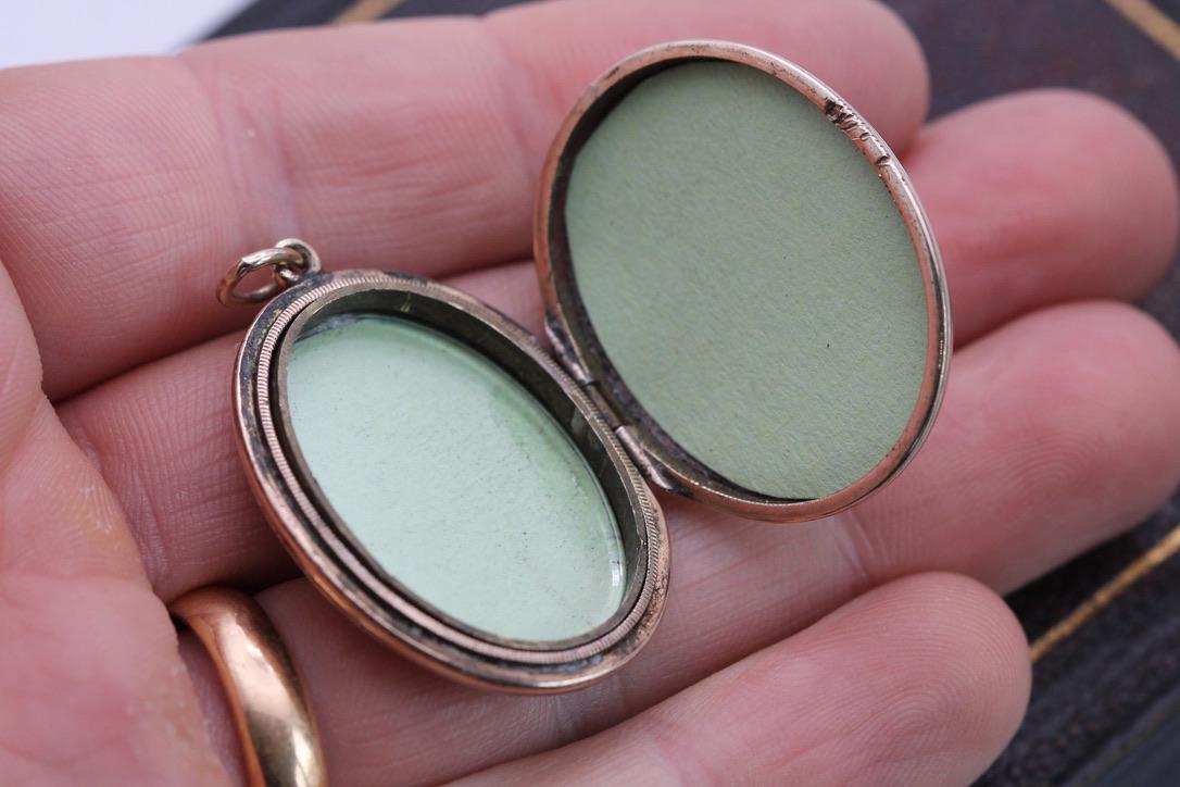 Antique-9ct-Gold-Chased-Forget-Me-Not-Locket
