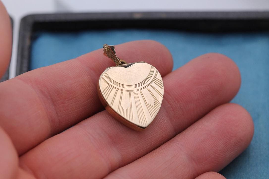 Antique-Art-Deco-9ct-Gold-Sunburst-Heart-Locket