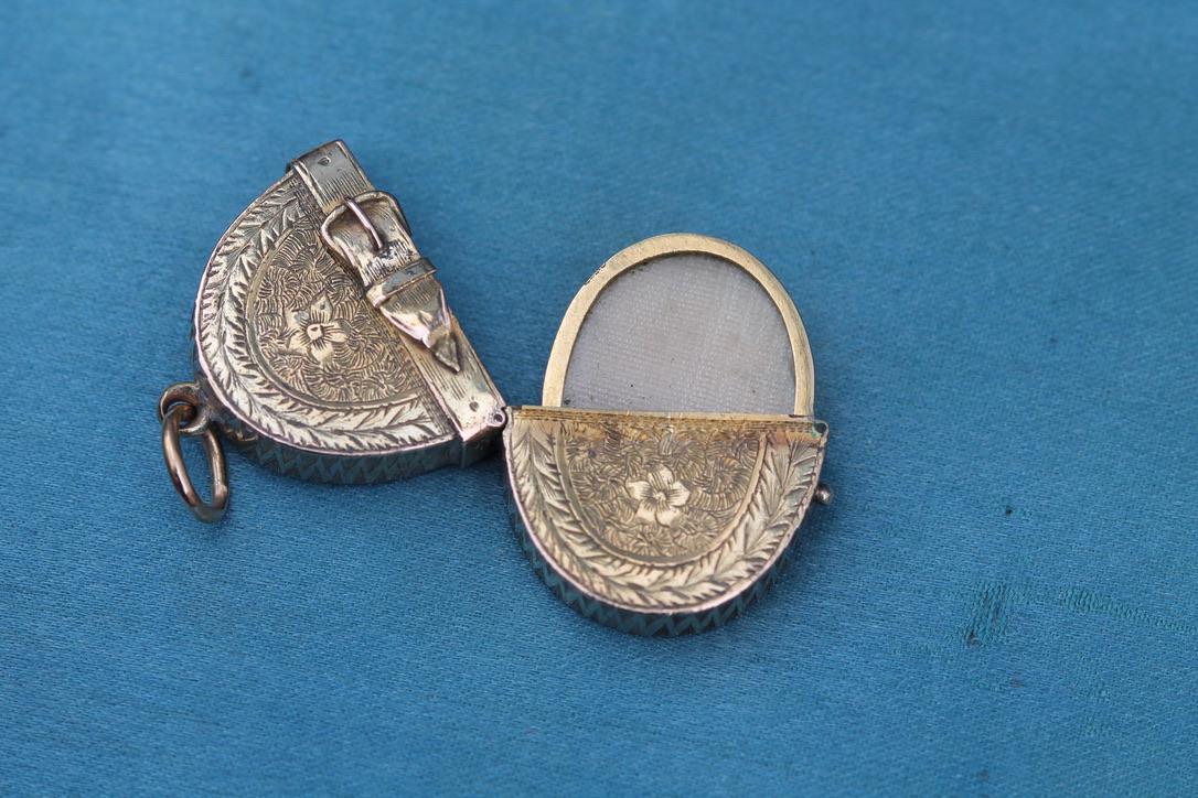 Antique-18ct-Gold-Buckle-Forget-Me-Not-Locket