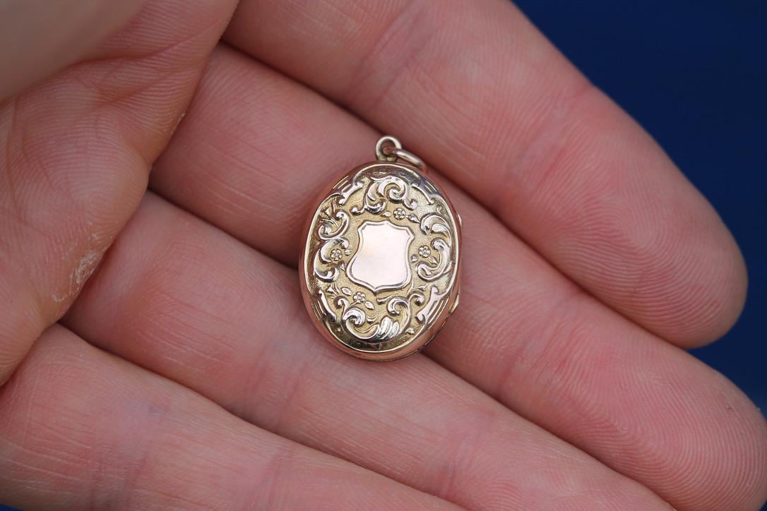 Antique-9ct-Gold-Embossed-Shield-Locket